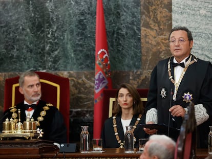 El rey Felipe VI y la ministra de Justicia en funciones, Pilar Llop, escuchan el discurso del fiscal general del Estado, Álvaro García Ortiz, durante el acto de apertura del Año Judicial.