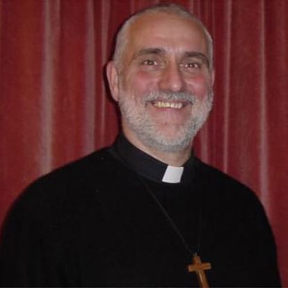 El reverendo galés Keith Kimber dispone de una conexión inalámbrica a Internet en su iglesia
