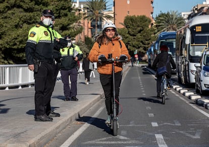 Un control policial de Valencia, en noviembre pasado, controla la circulación de patinetes, bicicletas o vehículos de movilidad personal (VMP).