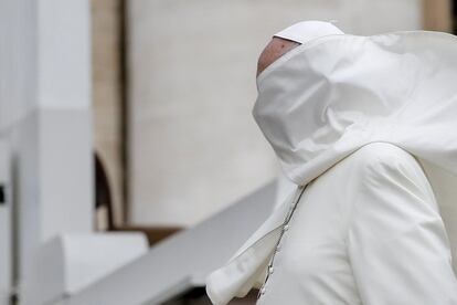 El papa Francisco con la cara cubierta por su esclavina a su llegada a la audiencia general de los mircoles en la Plaza de San Pedro del Vaticano.