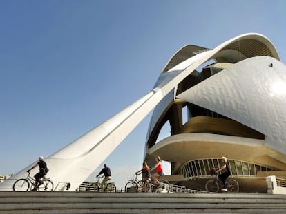 La cubierta del Palau de Les Arts de Valencia luce nuevo 'trencadís'.