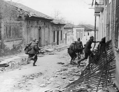 Tropas franquistas atacan en las afueras de Madrid.