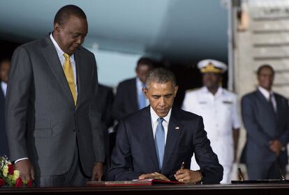 El presidente de Estados Unidos llega a Kenia. En la imagen firma un libro de visitas junto al presidente de Kenia, Uhuru Kenyatta.