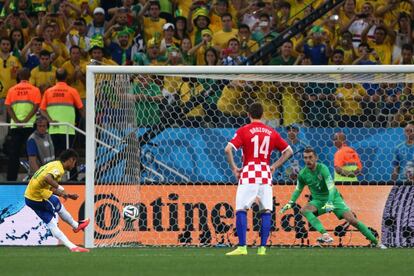 Neymar marca de pênalti o gol da virada do Brasil.