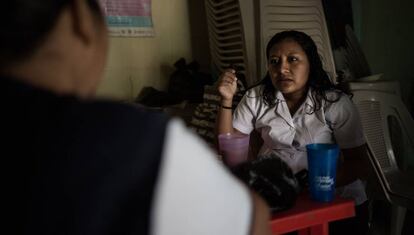 Marily Vázquez, enfermera en San Miguel (Guatemala), pasa consulta en su centro de salud en abril de 2018.