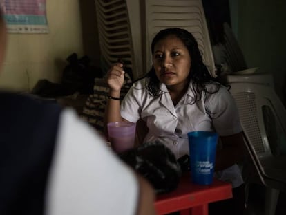 Marily Vázquez, enfermera en San Miguel (Guatemala), pasa consulta en su centro de salud en abril de 2018.