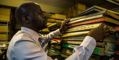 Un dependiente en una librer&iacute;a de Harare, en Zimbabue.