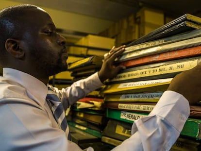 Un dependiente en una librer&iacute;a de Harare, en Zimbabue.