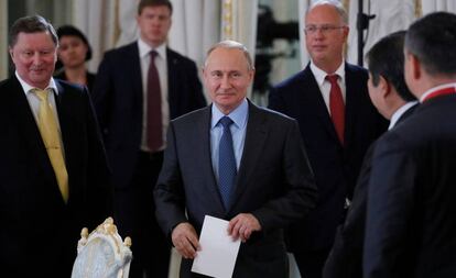 El presidente ruso, Vladímir PUtin, junto a varios funcionarios y empresarios en una reunión en los márgenes del Foro de San Petersburgo, este jueves.