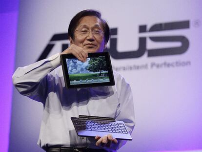 El director general de Asus, Jonney Shih, enseña el portátil-tableta Eee Pad Transformer.