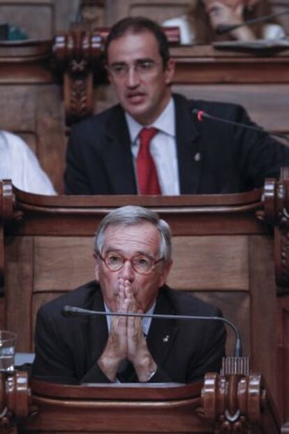 Xavier Trias (a baix) i Antoni Vives, en un ple municipal del mandat passat.