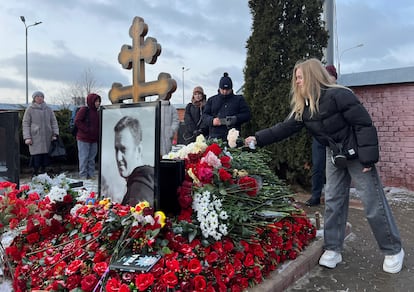 Tumba del opositor ruso Alexéi Navalni en el primer aniversario de su muerte, en el cementerio de Moscú, este lunes. 