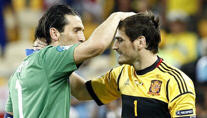Buffon y Casillas se vuelven a saludar en la final de la Eurocopa de 2012, que España ganó 4-0.