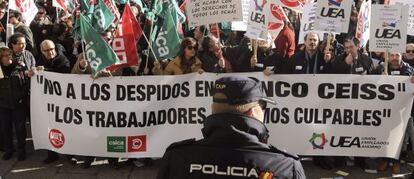 Trabajadores de Caja Espa&ntilde;a-Duero manifest&aacute;ndose esta tarde.