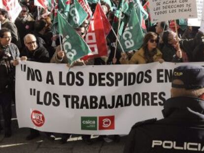 Trabajadores de Caja Espa&ntilde;a-Duero manifest&aacute;ndose esta tarde.