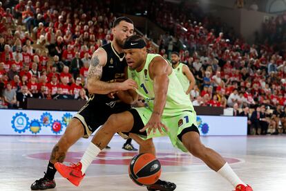 Justin Anderson (derecha) durante el primer partido de cuartos de final de la Euroliga ante el Mónaco.