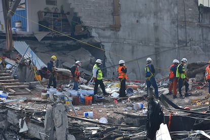 Rescatistas en el edificio de Álvaro Obregón 286, durante la búsqueda de sobrevivientes del sismo de septiembre de 2017. 