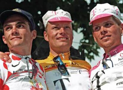 El podio del Tour del 96: Virenque, Riis y Ullrich, tres corredores que se doparon con EPO o transfusiones.