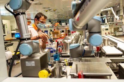 Operario en el laboratorio de combustibles del centro de investigación de Repsol.