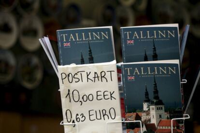 Guías a la venta con el precio en euros y coronas en una tienda.