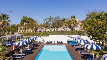 La piscina del hotel Palacio do Gobernador, en Lisboa, tiene una zona de camas balinesas.