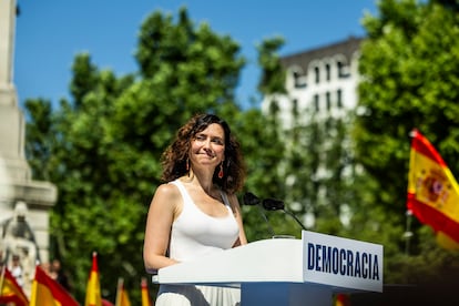 La presidenta de la Comunidad de Madrid, Isabel Díaz Ayuso, durante la manifestación convocada el 8 de junio de 2025 por el PP contra el gobierno de PSOE y Sumar.