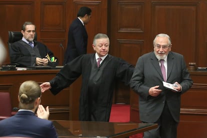 Arturo Zaldívar y Bernardo Bátiz (derecha) en un pleno del Alto Tribunal Electoral del Poder Judicial, en diciembre de 2019.