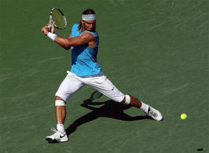 Rafa Nadal devuelve la pelota durante el partido contra James Blake.