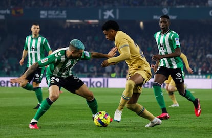 Balde en una acción con Aitor Ruibal durante el partido entre el Betis y el Barcelona, en el Benito Villamarín este miércoles.