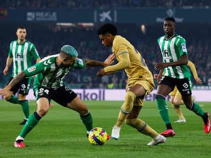 Balde en una acción con Aitor Ruibal durante el partido entre el Betis y el Barcelona, en el Benito Villamarín este miércoles.