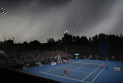 Un rayo cae en la distancia durante el partido entre la alemana Angelique Kerber y la checa Lucie Safarova en el torneo de Sídney (Australia).