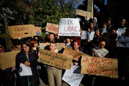 Concentración en la Universidad de Granda para pedir la libertad del estudiante egipcio Patrick George Zaki. 