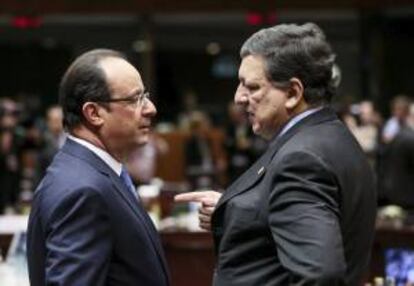 El presidente francés, François Hollande (i), conversa con el presidente de la Comisión Europea (CE), José Manuel Durao Barroso, hoy durante el inicio de la segunda jornada de la cumbre de líderes de la Unión Europea (UE) celebrada en Bruselas (Bélgica).