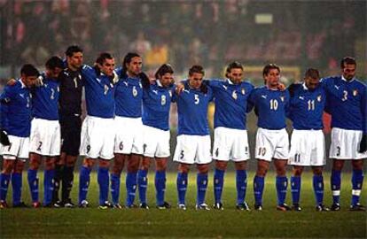 La selección italiana de fútbol guarda un minuto de silencio en recuerdo a los muertos en Irak, antes de jugar contra Polonia en Varsovia.