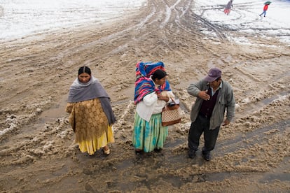 Gente esperando el autobús en Bolivia.