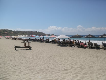 Turistas en la playa Zicatela, en Puerto Escondido (Estado de Oaxaca).