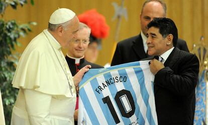 Jorge Mario Bergoglio y Diego Armando Maradona, unidos por la pasión al fútbol.