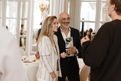 Jacob Bendahan, responsable de comunicación de Grassy, junto a Rocío Bonelo, del equipo comercial de S Moda.