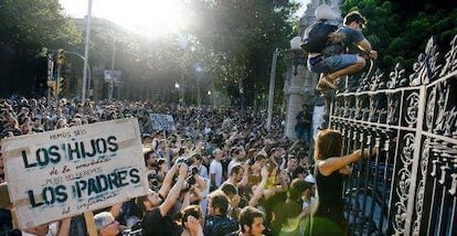 Protestas ante el Parlament catal&aacute;n en junio de 2011.  