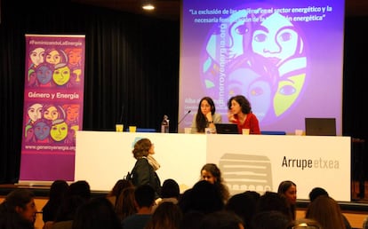 Ruth Pérez, Podemos en Europa, y Maitane Arri, Tradener, presentan el Encuentro de Mujeres sobre Género y Energía ante un salón de actos lleno.