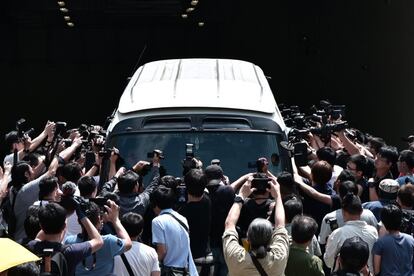 El 24 de abril de 2019, miembros de los medios rodean una camioneta de la prisión mientras transporta a líderes prominentes del movimiento por la democracia desde el Tribunal de Magistrados de West Kowloon en Hong Kong, después de que fueron encarcelados por su papel en la organización de protestas masivas en favor de la democracia que paralizaron la ciudad meses y enfurecieron a Beijing en 2014.