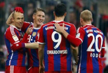 Robben celebra un gol, junto a Schweinsteiger, Lewandowski y Rode.
