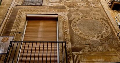 Fachada con esgrafiados con motivos de la Metamorfosis, de Ovidio, en la calle del Call