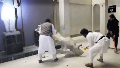 Esta captura de vídeo, tomada de una red social el 26 de febrero, muestra a yihadistas destrozando una antigüedad en el museo de Nínive, en Mosul.