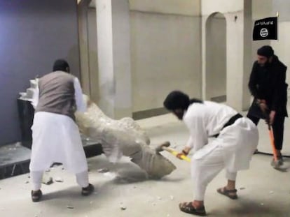 Gihadistes destrossen una antiguitat al museu de Nínive, a Mossul.