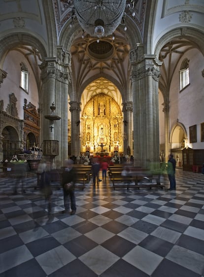 En el siglo XIV la original catedral gótica de Baeza (en la foto, el interior) sufrió severos daños. Andrés de Vandelvira, que por entonces trabajaba en la construcción de la catedral de Jaén, recibió el encargo de su reconstrucción. Solo mantuvo algunos elementos del pie de nave, como el rosetón gótico, y rodeado de maestros canteros y escultores, dotó al nuevo templo de los novedosos vientos renacentistas, aunque no llegó a verlo concluido; Francisco del Castillo, Alonso de Barba y el jesuita Juan Bautista de Villalpando, autor de la fachada principal, se hicieron cargo de las obras. La primera misa se ofició en 1593.