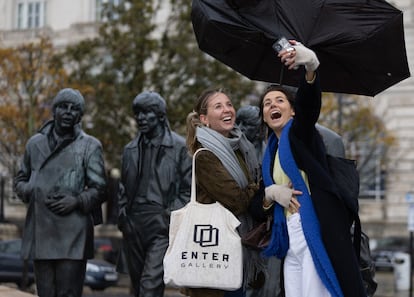 Dos vecinas de Liverpool se fotografiaban el 2 de noviembre junto a una escultura de The Beatles tras la difusión de 'Now and Then', la canción creada con ayuda de la inteligencia artificial a partir de una maqueta de los setenta.