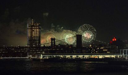 Fuegos artificiales junto al Puente de Brooklyn en Nueva York (EE UU).