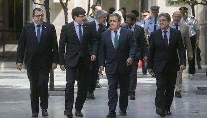 Reuni&oacute;n de la Junta de Seguridad en Barcelona; en el centro Carles Puigdemont (izquierda) y Juan Ignacio Zoido.