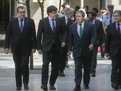Reuni&oacute;n de la Junta de Seguridad en Barcelona; en el centro Carles Puigdemont (izquierda) y Juan Ignacio Zoido.